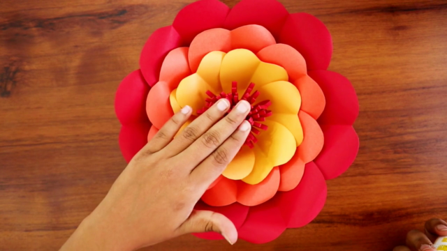 Learn How to Make Simple Giant Paper Flower Decoration – Screenshot 3