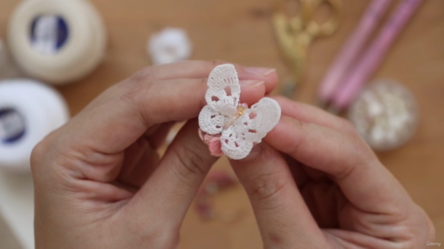how to make crochet flower bracelet – Screenshot 1