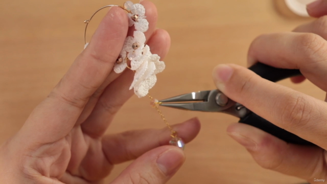 learn how to make crochet earrings – Screenshot 4