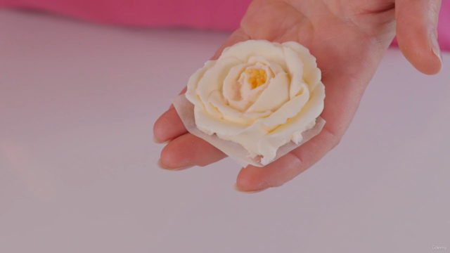 Learn to Pipe Beautiful Buttercream Flowers for Cakes – Screenshot 4