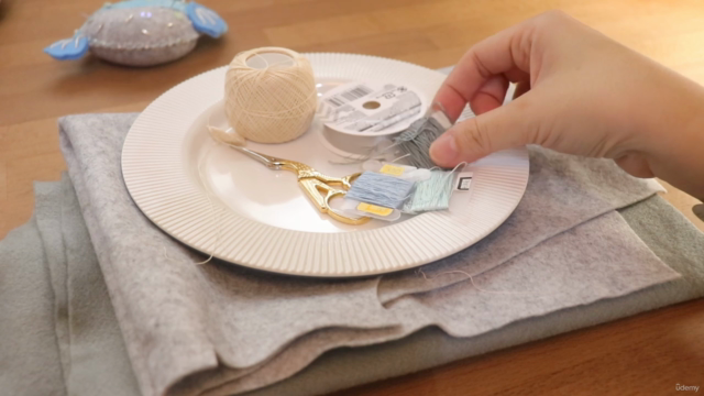 learn how to make micro crochet flower bag charm – Screenshot 1