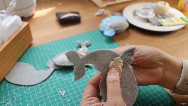 learn how to make micro crochet flower bag charm – Screenshot 3