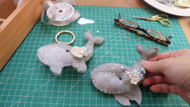 learn how to make micro crochet flower bag charm – Screenshot 4