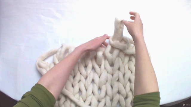 Make A Chunky Knit Wool Blanket In Less Than 45 Minutes – Screenshot 4